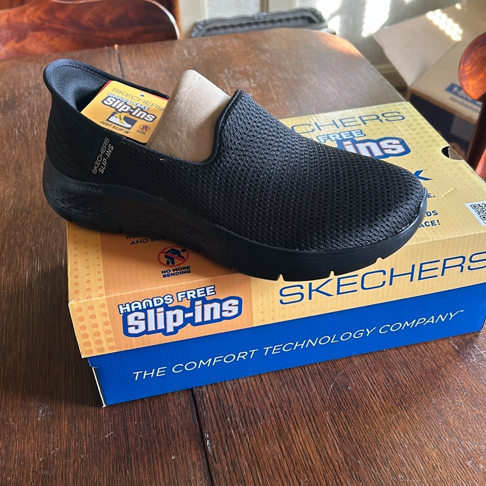 Skechers hand free Slip-ins GO WALK -Relish
Women’s 9 wide. Black.